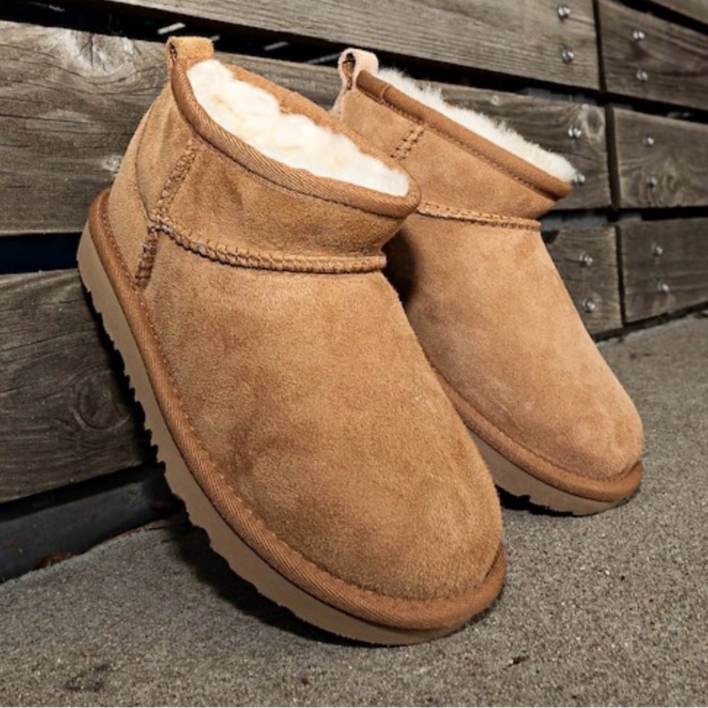 UGG Kids Chestnut Suede Shearling Lined Short Boots unisex
